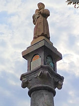 Detail vrcholové kaplice se sochou sv. Antonína.