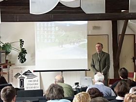 Konference: Kaplička na návsi, křížek v polích