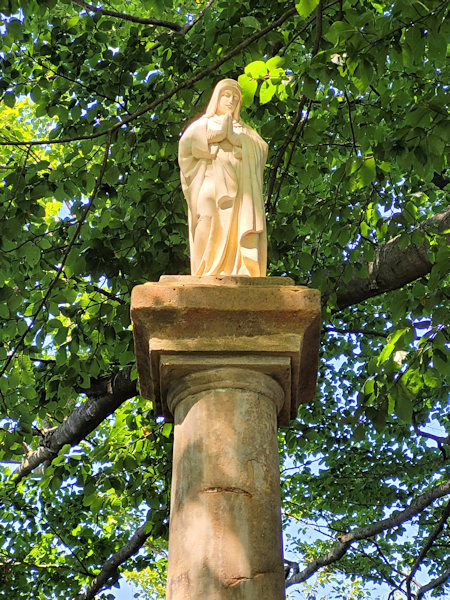 Soška Panny Marie na vrcholu sloupu, září 2023.