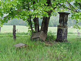 Kamenický Šenov, kamenné sloupy v Dolním Šenově