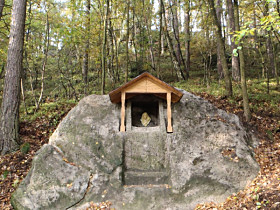 Kunratice u Cvikova, skalní výklenek u silnice do Mařeniček