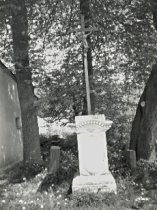 Polevsko, kříž uprostřed obce